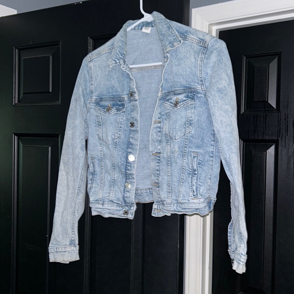 H&M light denim jacket women’s size small